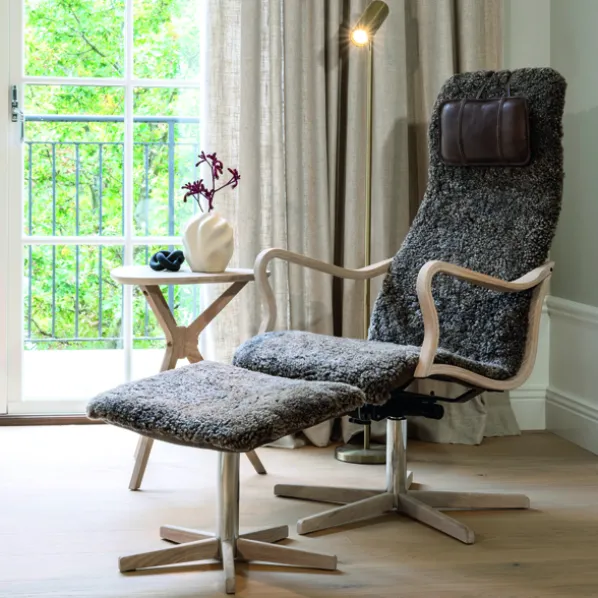 Chic Wood Fåtölj och Pall Fårskinn