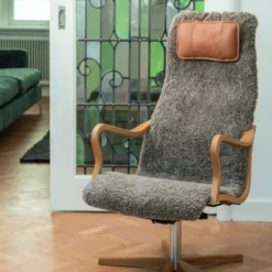 Chic Wood Fåtölj och Pall Fårskinn