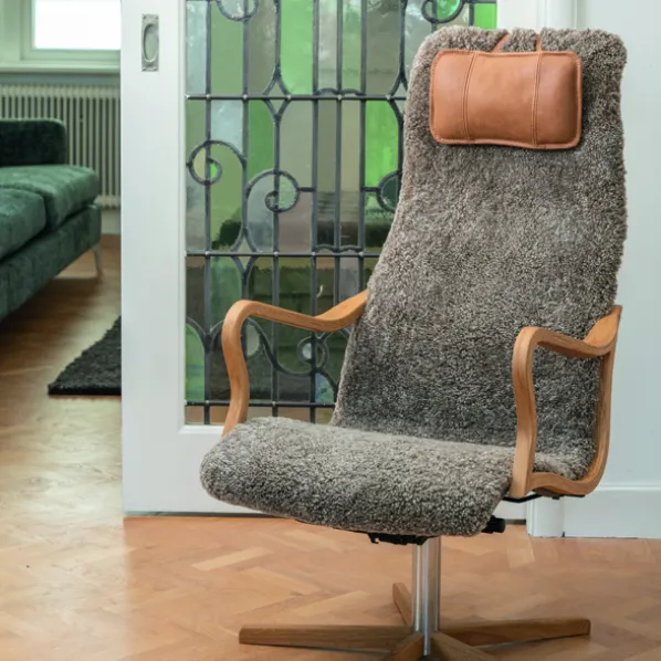 Chic Wood Fåtölj och Pall Fårskinn