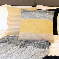 Knitted Stripes Kuddfordral Yellow