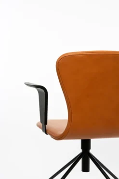 PLAYarm Chair Swing Karmstol Cognac