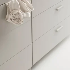 Relief Byrå Låg Med Fot