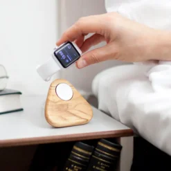 Tetra Nightstand Laddningsstation Olivträ