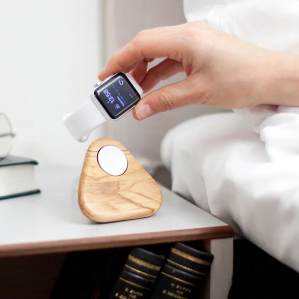 Tetra Nightstand Laddningsstation Olivträ